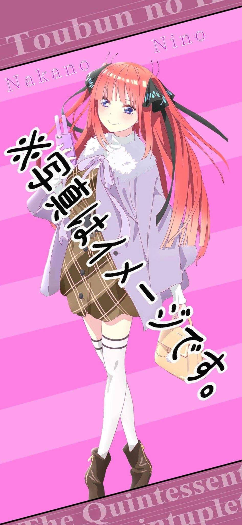 中野二乃 tsundere 動漫女孩 壁紙 — 長髮橙色頭髮、戴耳機的動漫女孩站在充滿活力的粉紅色條紋背景前，手持一個袋子。