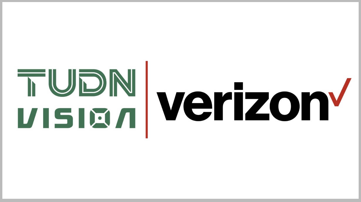 Verizon X Tudn Vision 壁紙 — TUDN Vision 和 Verizon 標誌並排顯示在乾淨的白色背景上，帶有粗體字體和紅色垂直分隔線。