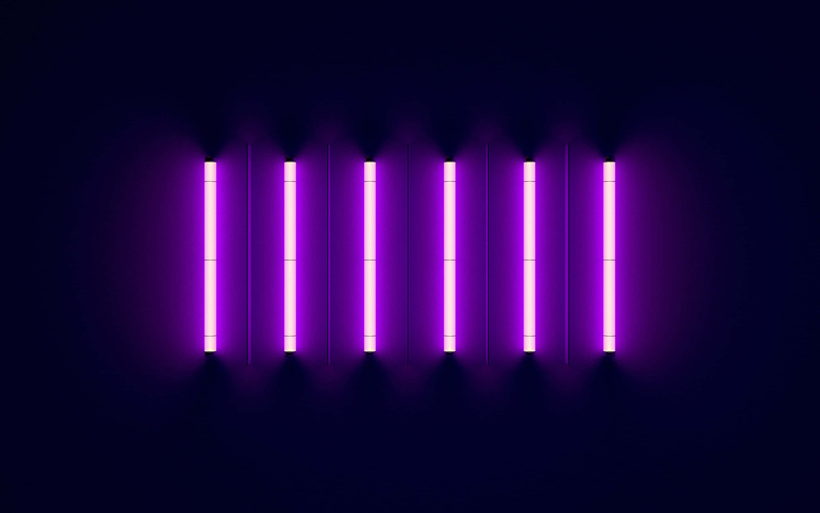 簡約美學霓虹燈 Tumblr 電腦壁紙 壁紙 — 七根發光的紫色霓虹燈管在深黑色背景上以對稱排列方式散發出耀眼的光芒。
