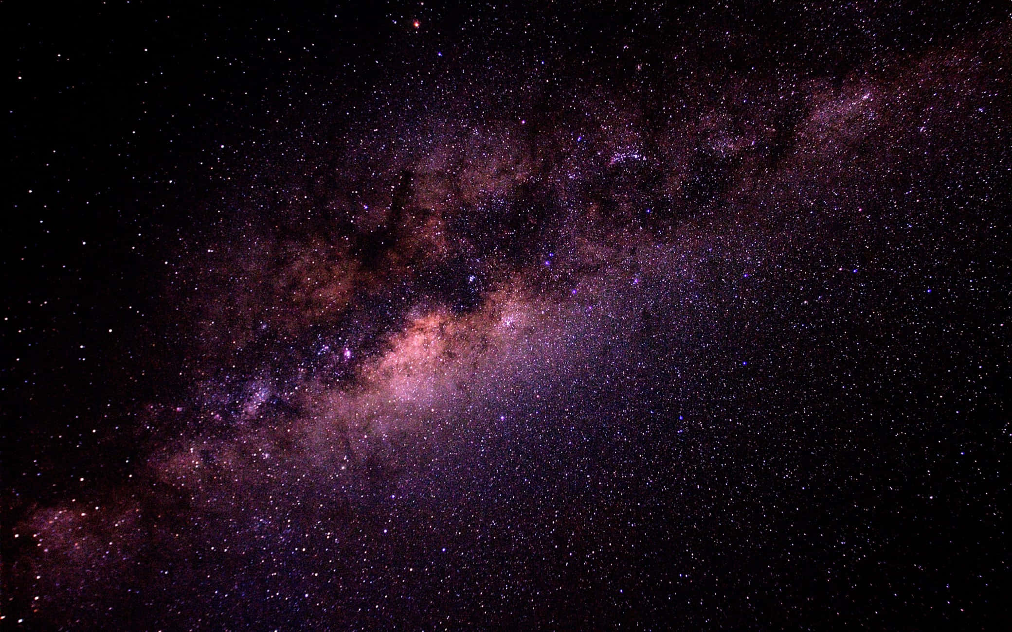 絢麗星雲Tumblr筆電壁紙 壁紙 — 令人嘆為觀止的銀河系景觀，紫色和粉紅色的星雲在繁星點點的夜空中閃耀。
