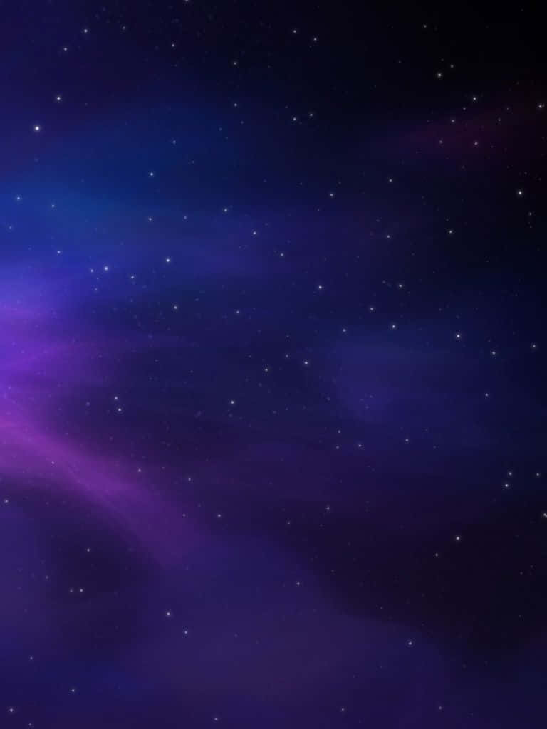 在黑暗夜空中充滿星星的廣闊紫色和藍色星雲。