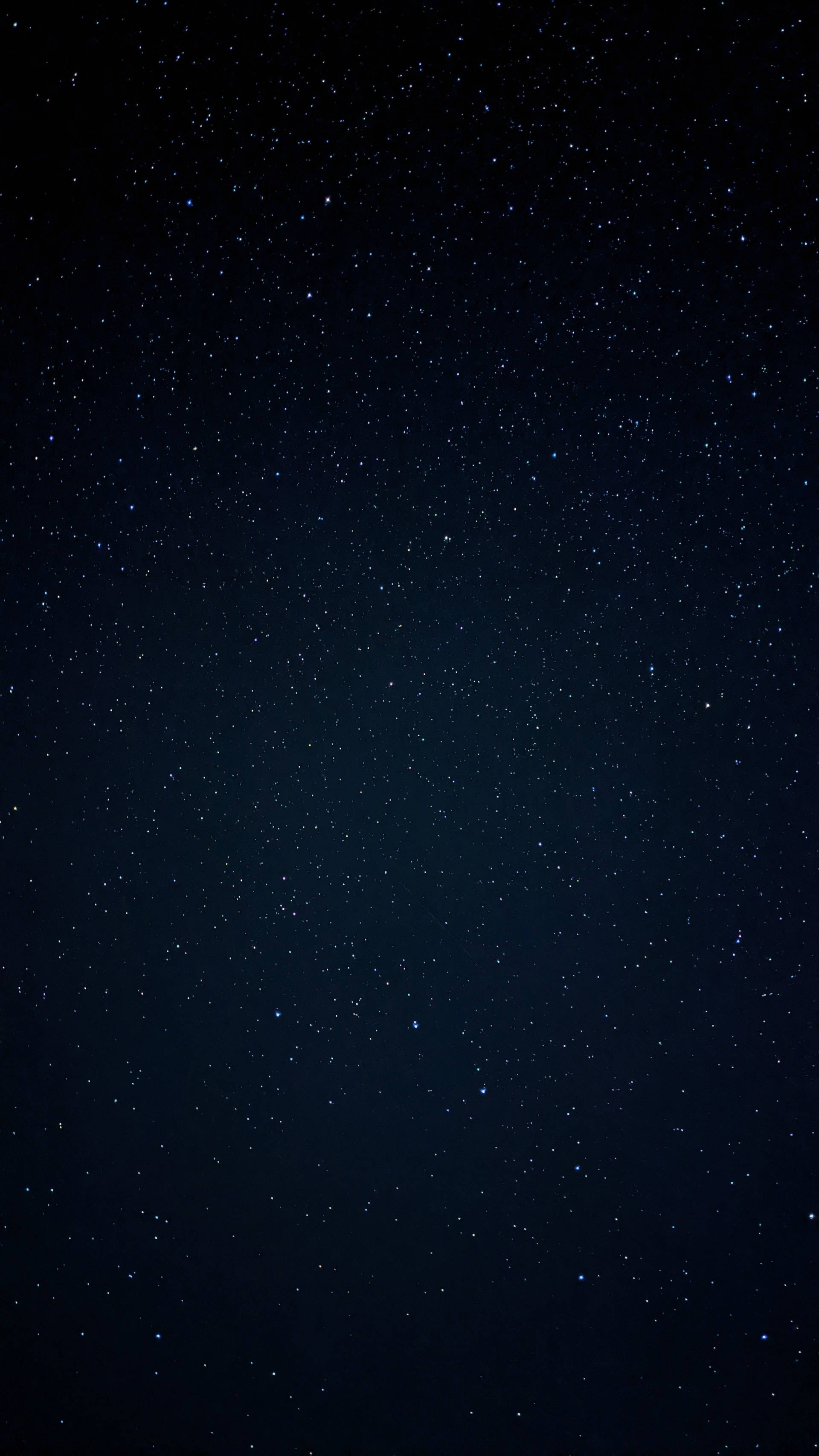 夜空繁星黑色美學 Tumblr iPhone 壁紙 — 廣闊的深藍色夜空，充滿無數閃爍的星星，無盡地延伸在上方。