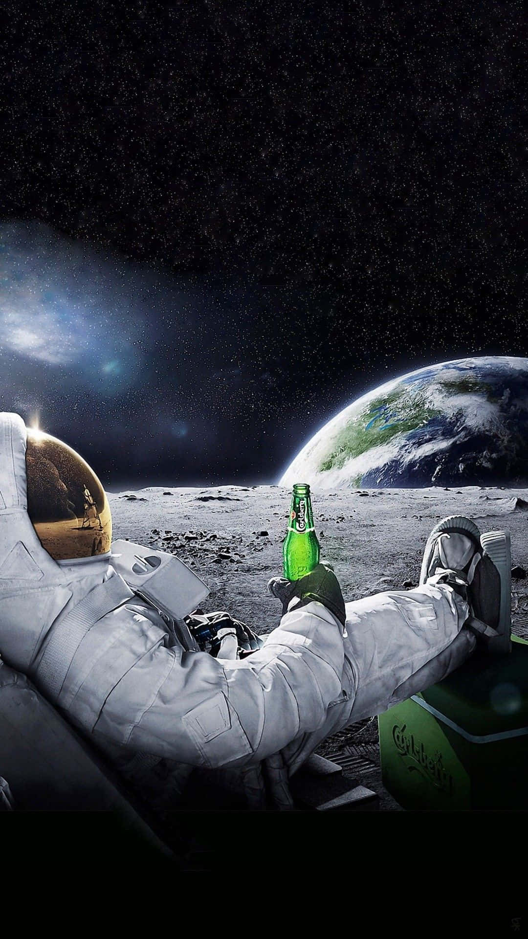 酷炫 Tumblr iPhone 壁紙：太空人飲啤酒 壁紙 — 一名太空人在月球表面放鬆，手持綠色啤酒瓶，背景是星空下升起的地球。