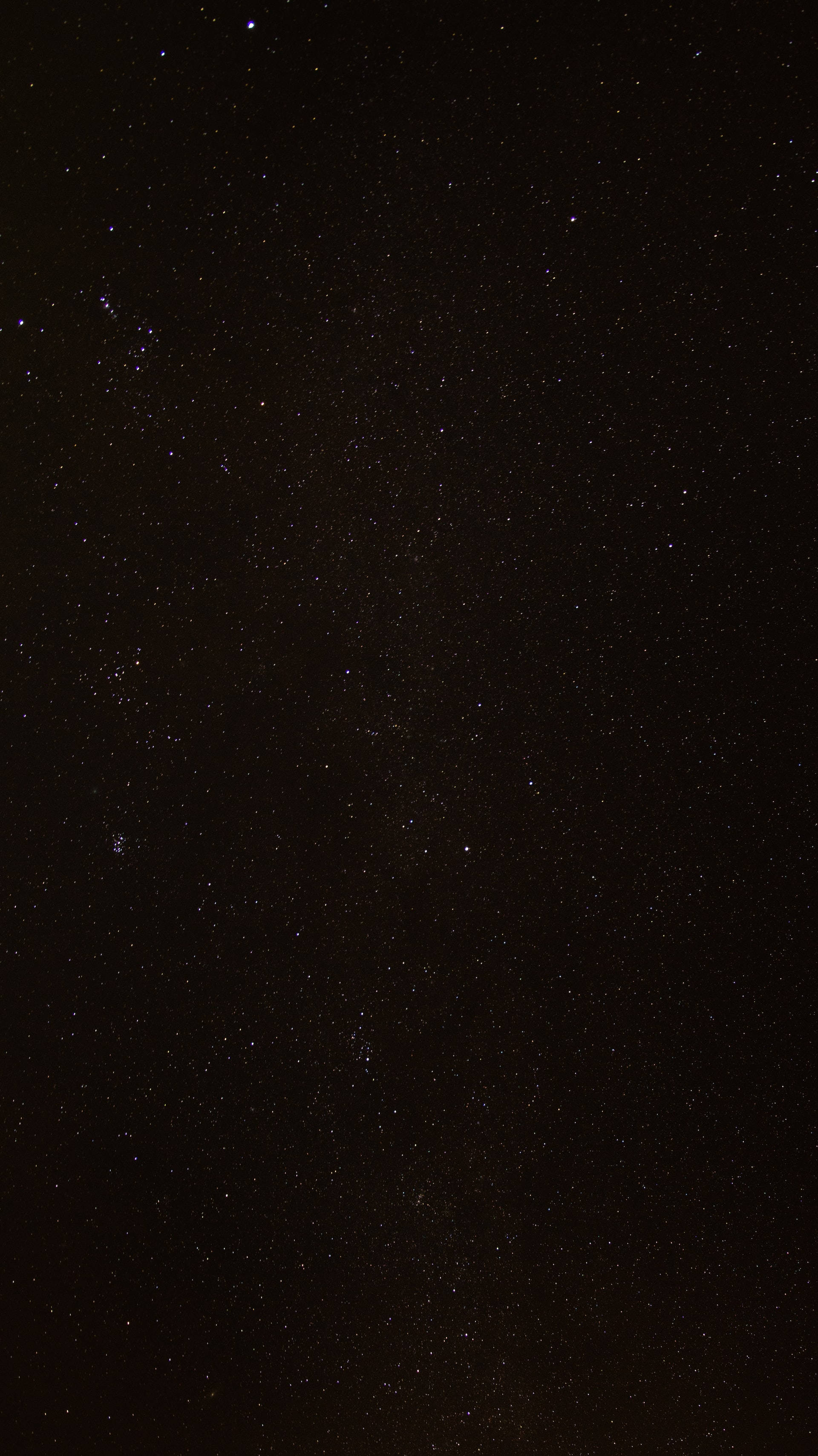 低角度銀河星夜黑調Tumblr iPhone壁紙 壁紙 — 廣闊黑暗的天空，充滿無數閃爍的星星和微弱的宇宙塵埃雲。