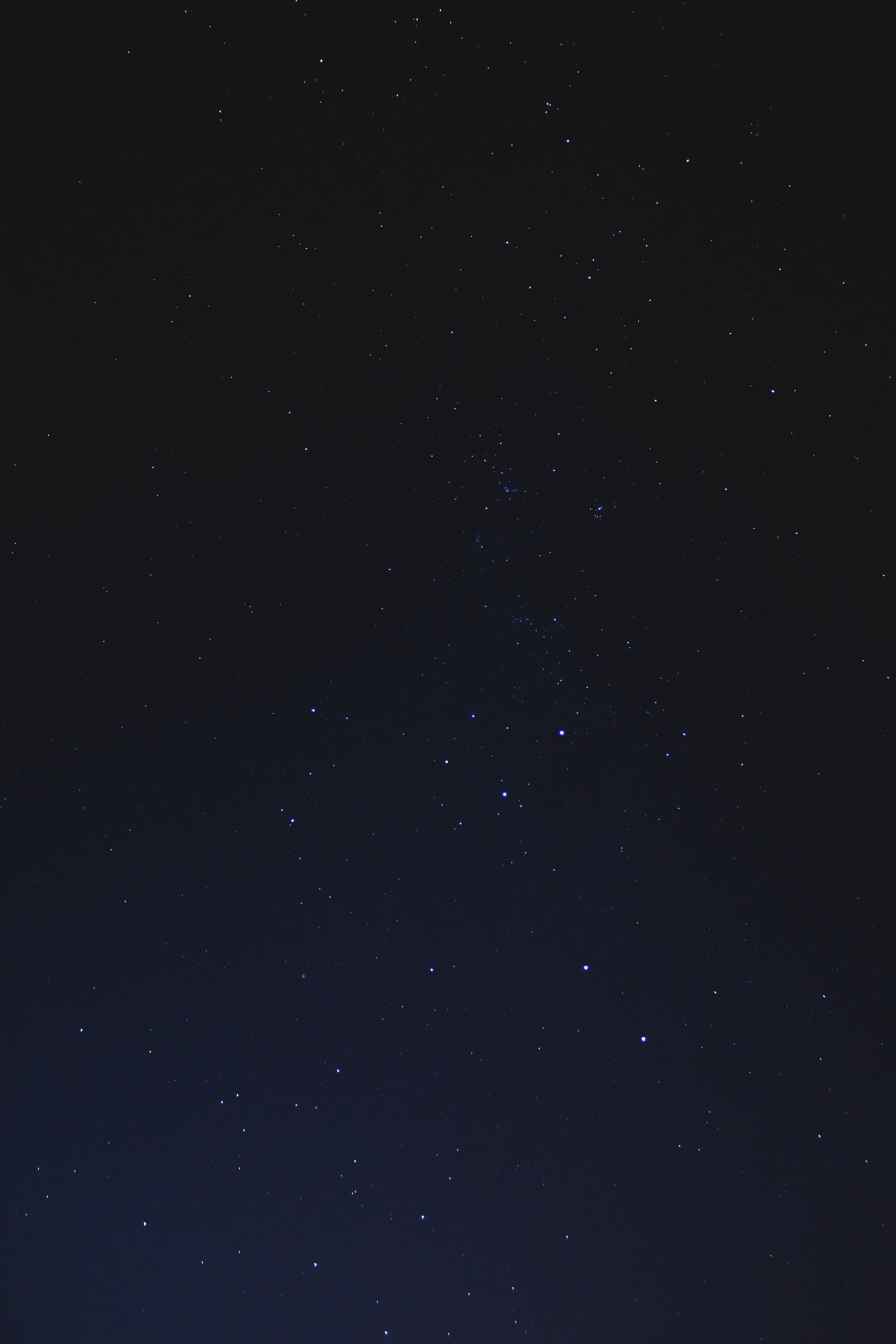星空黑色美學 Tumblr iPhone 壁紙 — 深邃的海軍藍夜空，無數閃爍的星星散落在廣闊的黑暗中。