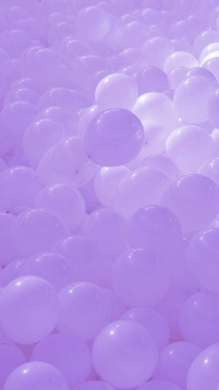 氣球粉紫Tumblr壁紙 壁紙 — 一片柔和的薰衣草色和白色氣球充滿畫面，帶有柔和的曲線和細微的高光。