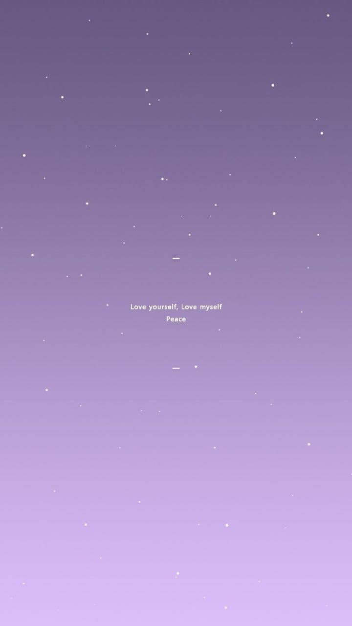 愛自己淡紫色Tumblr 壁紙 — 寧靜的漸變紫色天空，點綴著柔和的星星，並置中放置啟發性文字。