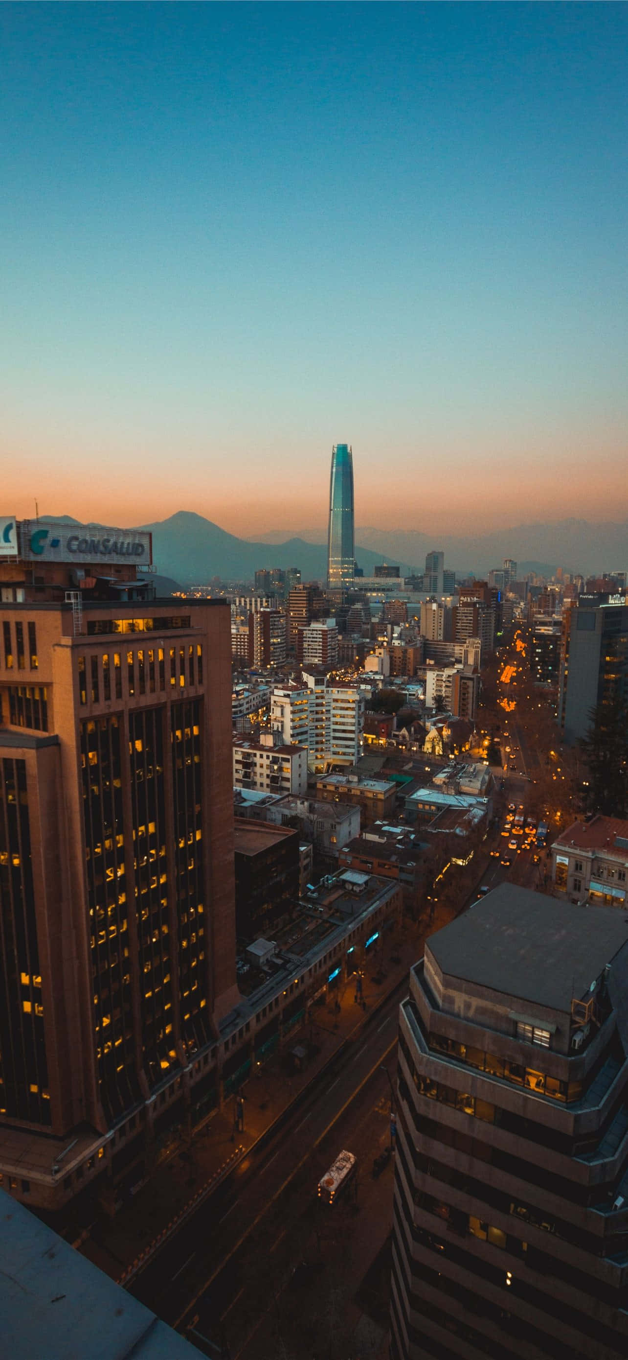 夜景城市俯瞰Tumblr攝影iPhone壁紙 壁紙 — 聖地牙哥日落時分的鳥瞰圖，城市燈光閃爍，標誌性的科斯塔內拉塔劃破暮色天空。