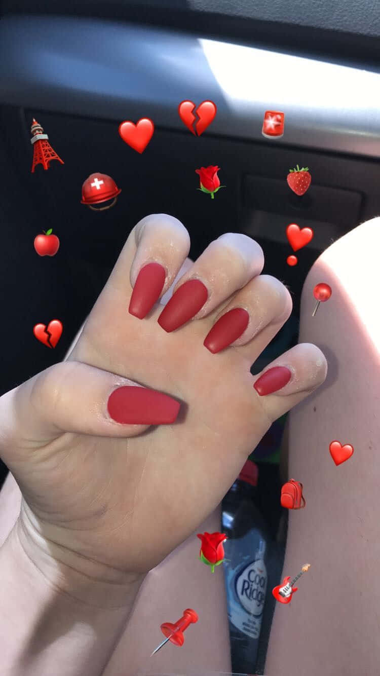 車內帶有紅色指甲的手和漂浮的紅色心形表情符號。