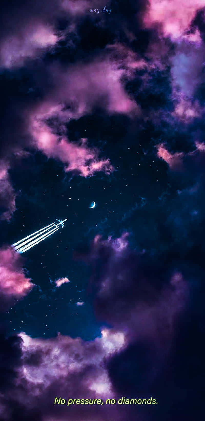 噴射機在夜間新月下飛過紫色雲層