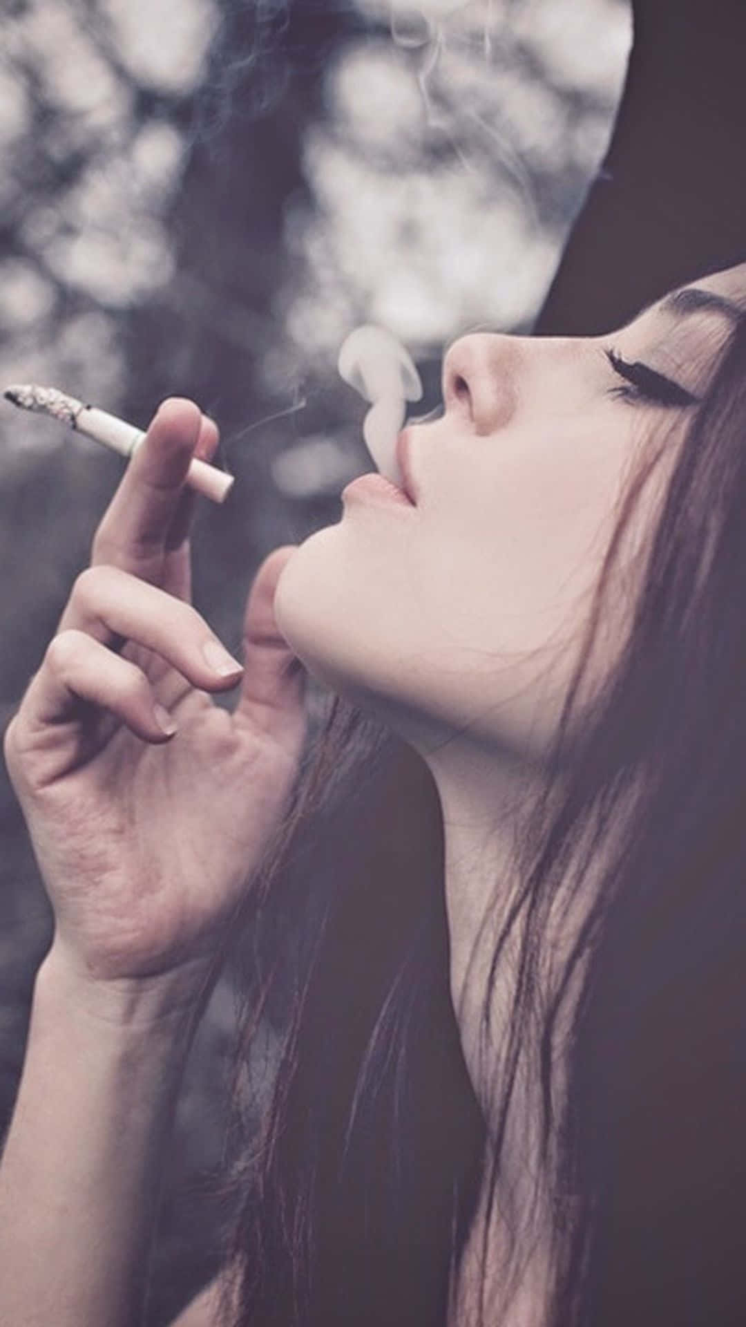 女性在戶外吸煙，煙霧從嘴唇升起。