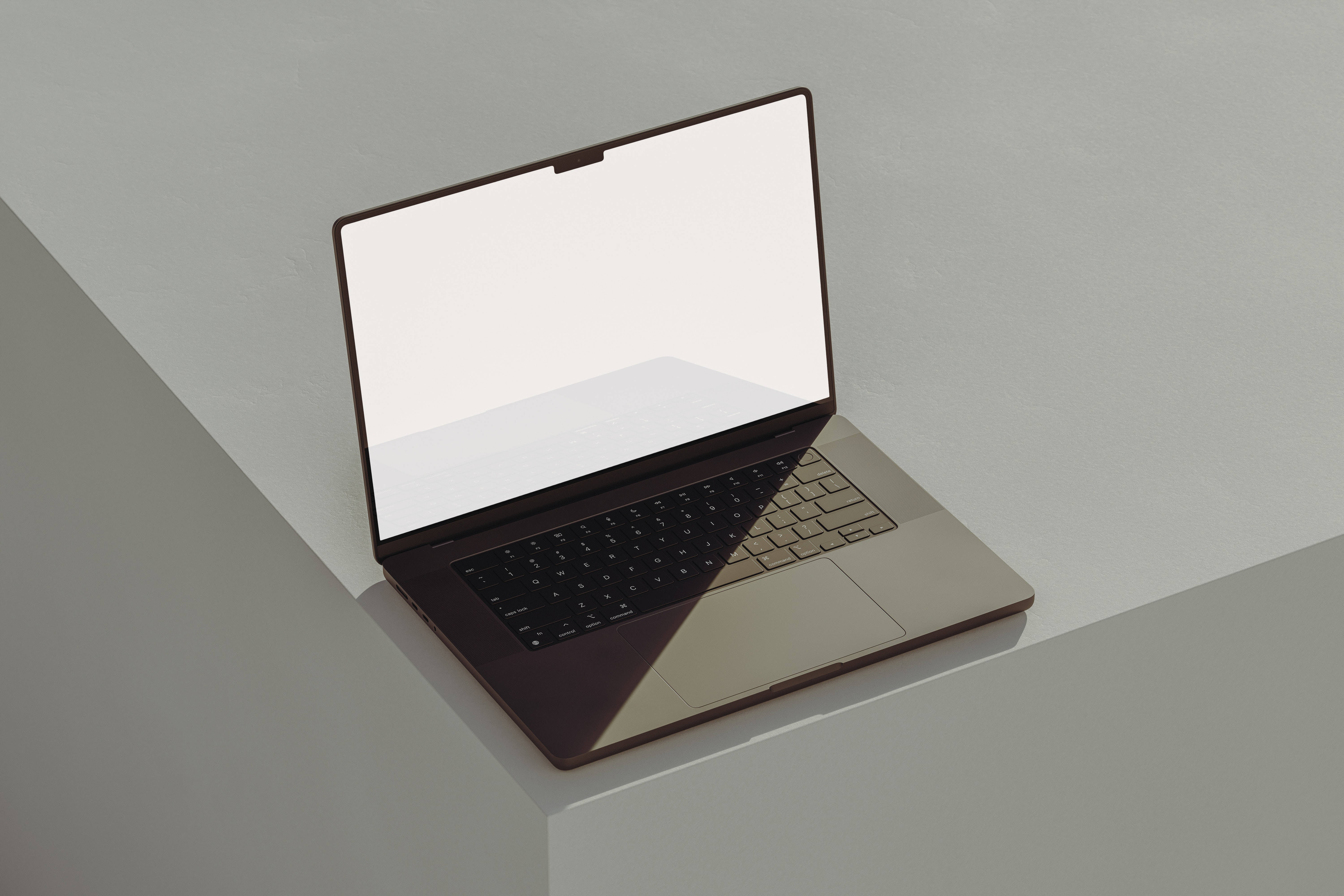 Tumblr風格簡約筆電 壁紙 — 一部時尚的銀色手提電腦打開放在簡約的白色架子上，在乾淨的攝影棚燈光下投射出柔和陰影。