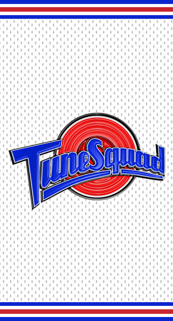 TuneSquad 標誌在帶有紅色和藍色條紋的白色籃球球衣上。