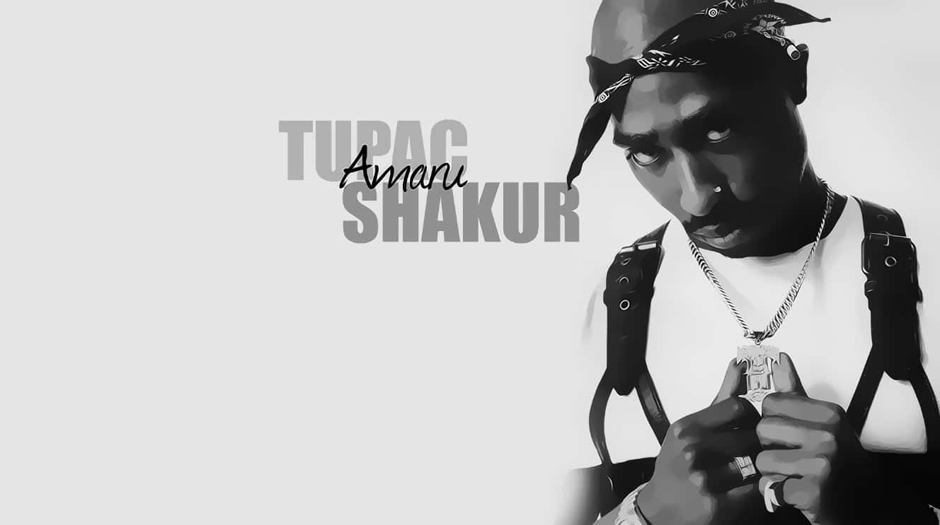 Tupac 桌布 壁紙 — Tupac Shakur 喺極簡灰色背景前，手拎住鏈條頸鏈，眼神銳利。