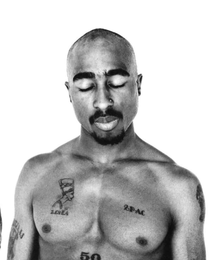 Tupac 桌布 壁紙 — Tupac Shakur 嘅黑白肖像，雙眼閉合，胸口同手臂上嘅紋身清晰可見。