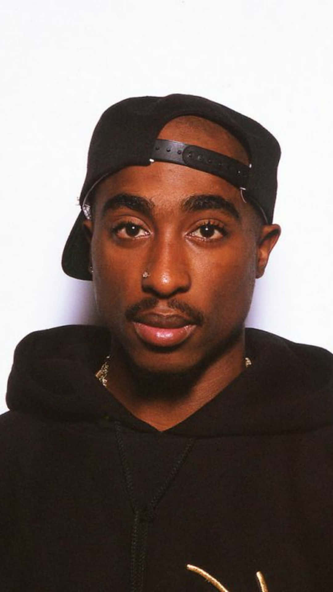 Tupac 桌布 壁紙 — Tupac Shakur 戴著黑色帽子和連帽衫，背景為純白色的肖像。