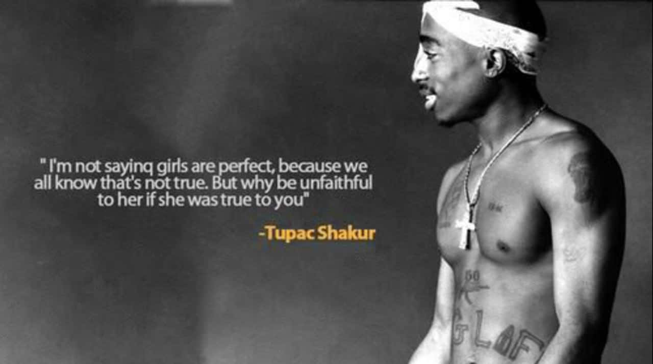 Tupac 桌布 壁紙 — Tupac Shakur 的側面黑白肖像，戴著頭帶和十字架項鍊，並覆蓋著一句引言。