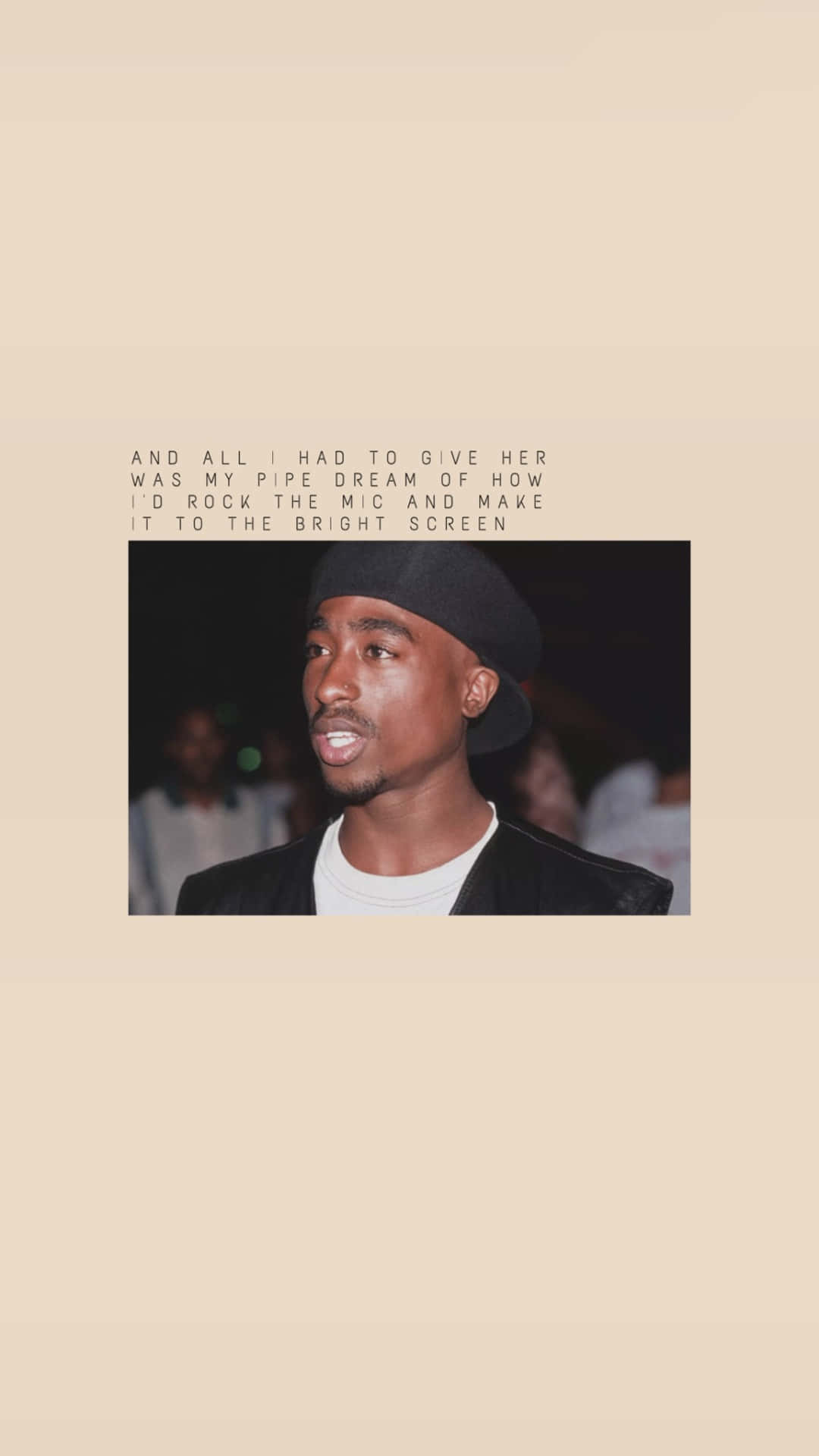 Tupac Shakur 在米色背景上表演，帶文字疊加