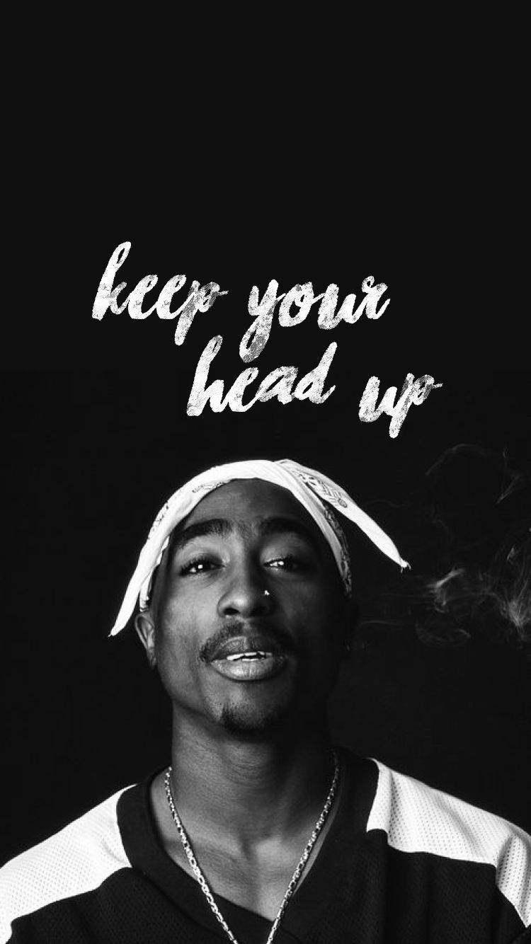 Tupac Shakur 戴著頭巾和鏈條項鍊，上方有煙和文字。