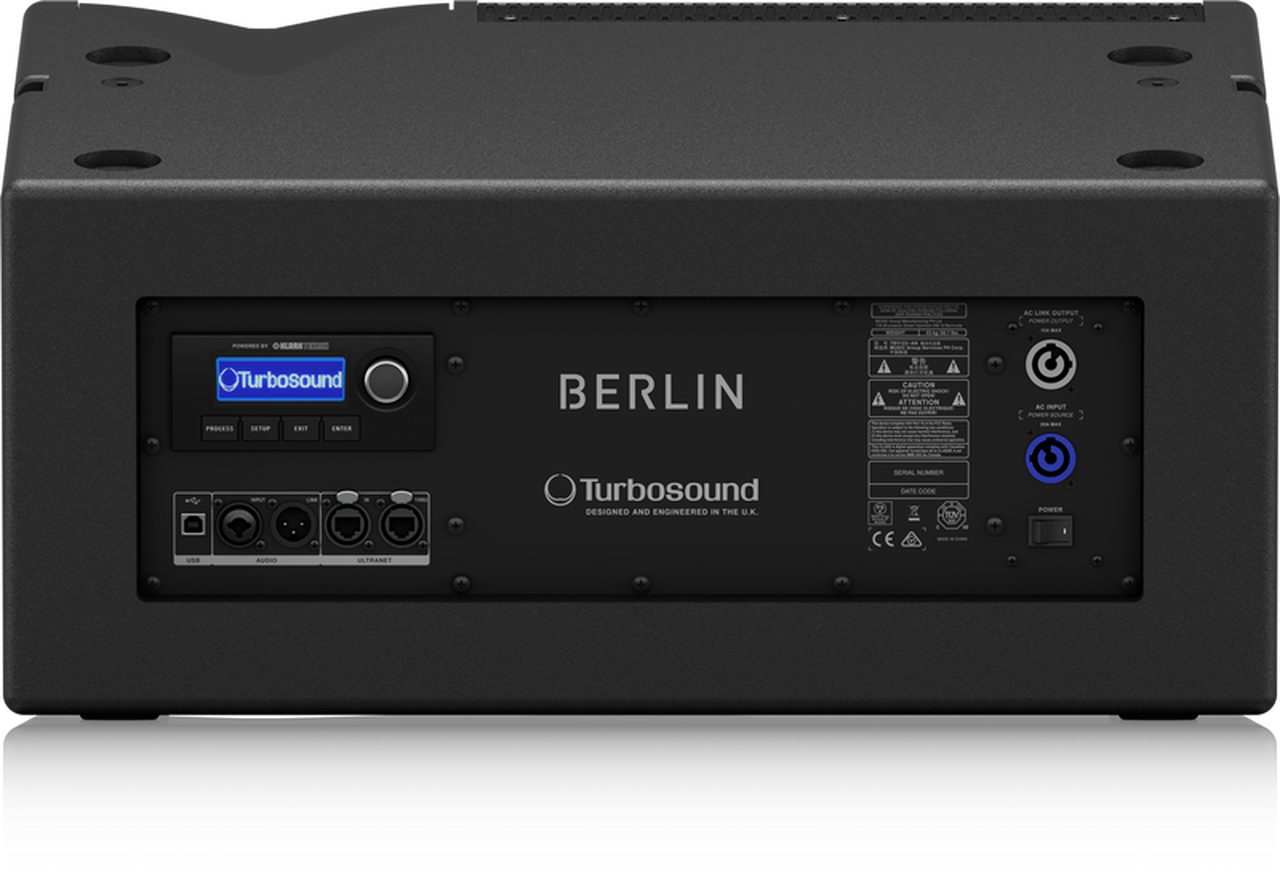 Turbo Sound Berlin 專業音響設備 壁紙 — 黑色Turbosound Berlin揚聲器特寫，顯示控制面板端口和發光的藍色電源指示燈。