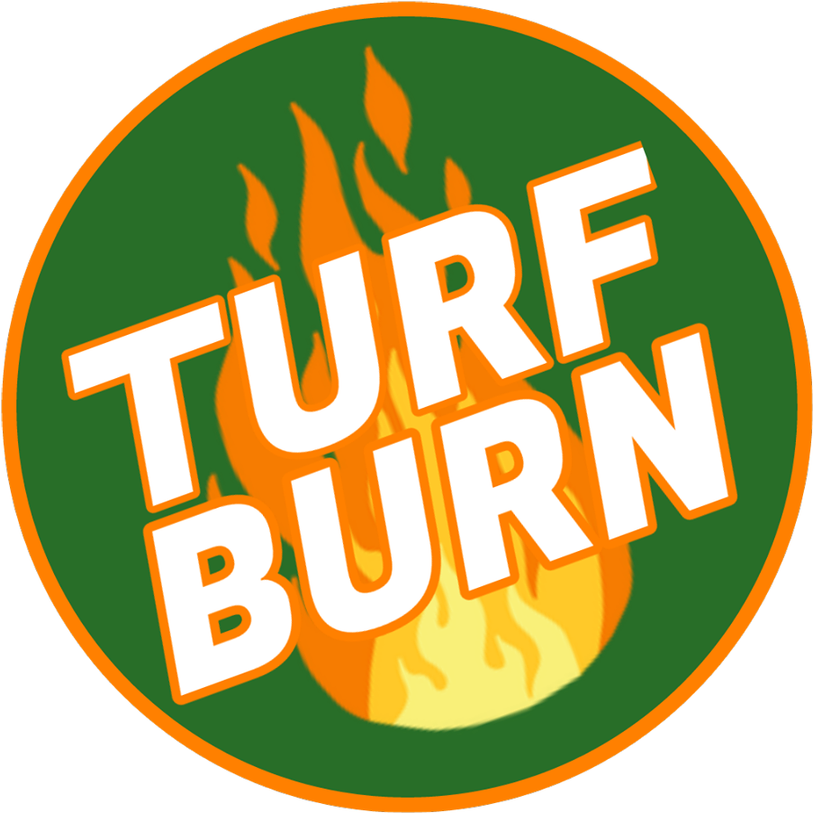 Turf Burn 標誌 壁紙 — 一個大膽的圓形標誌，在綠色背景上，白色粗體字母 'TURF BURN' 後面有火熱的橙色火焰。