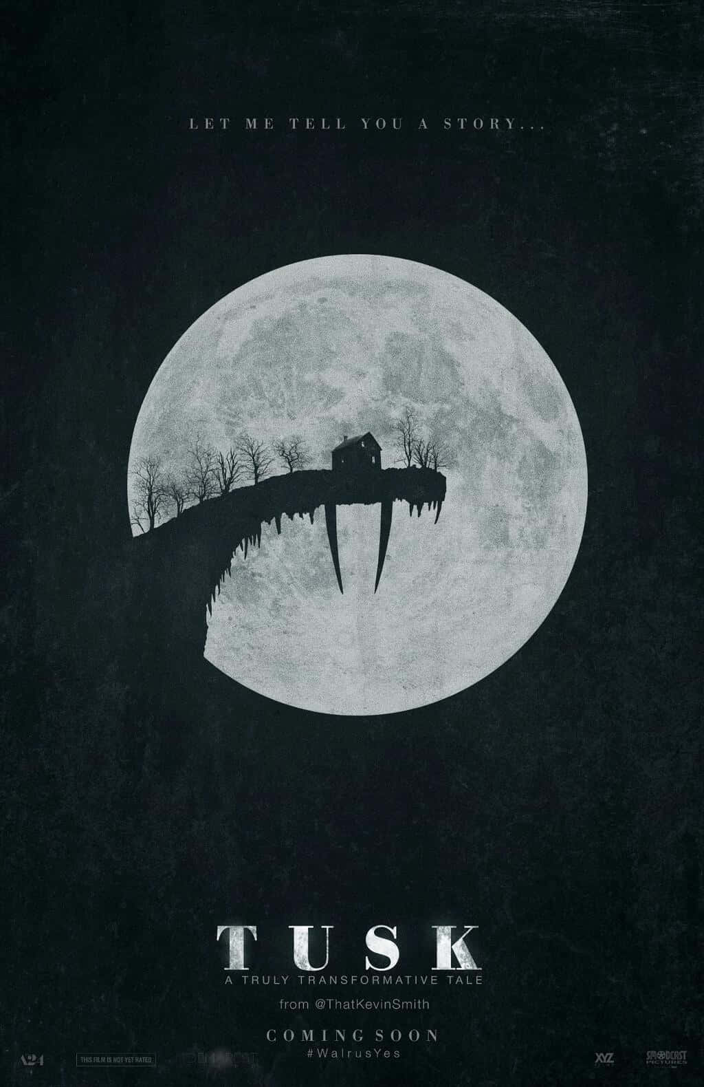 《Tusk》電影海報 - 月光與獠牙 壁紙 — 一間鬼屋坐落在象牙形狀的陸地上，在黑暗詭異的夜景中，以巨大的滿月為背景形成剪影。
