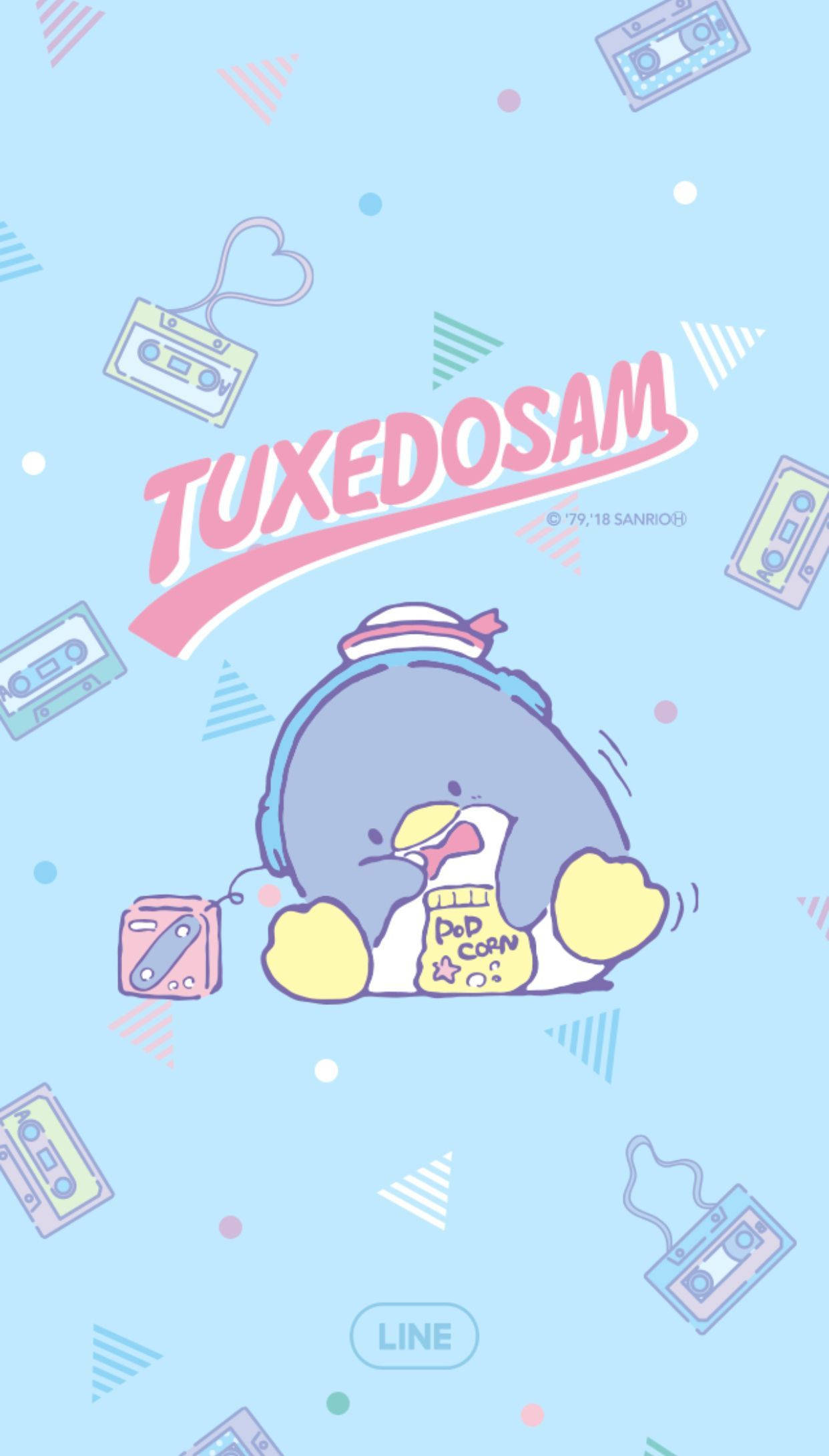 Tuxedo Sam 吃爆米花 壁紙 — 一隻穿著燕尾服的可愛藍色企鵝在粉藍色背景上被卡式錄音帶包圍著吃爆谷。
