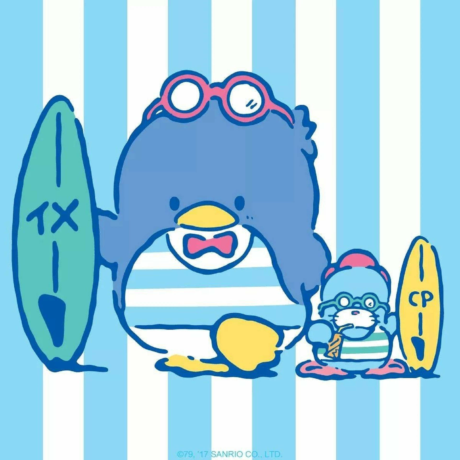 Tuxedo Sam 與 Chip 沙灘衝浪 壁紙 — 兩隻卡通企鵝穿著條紋泳衣和泳鏡，在藍白條紋背景前拿著衝浪板。