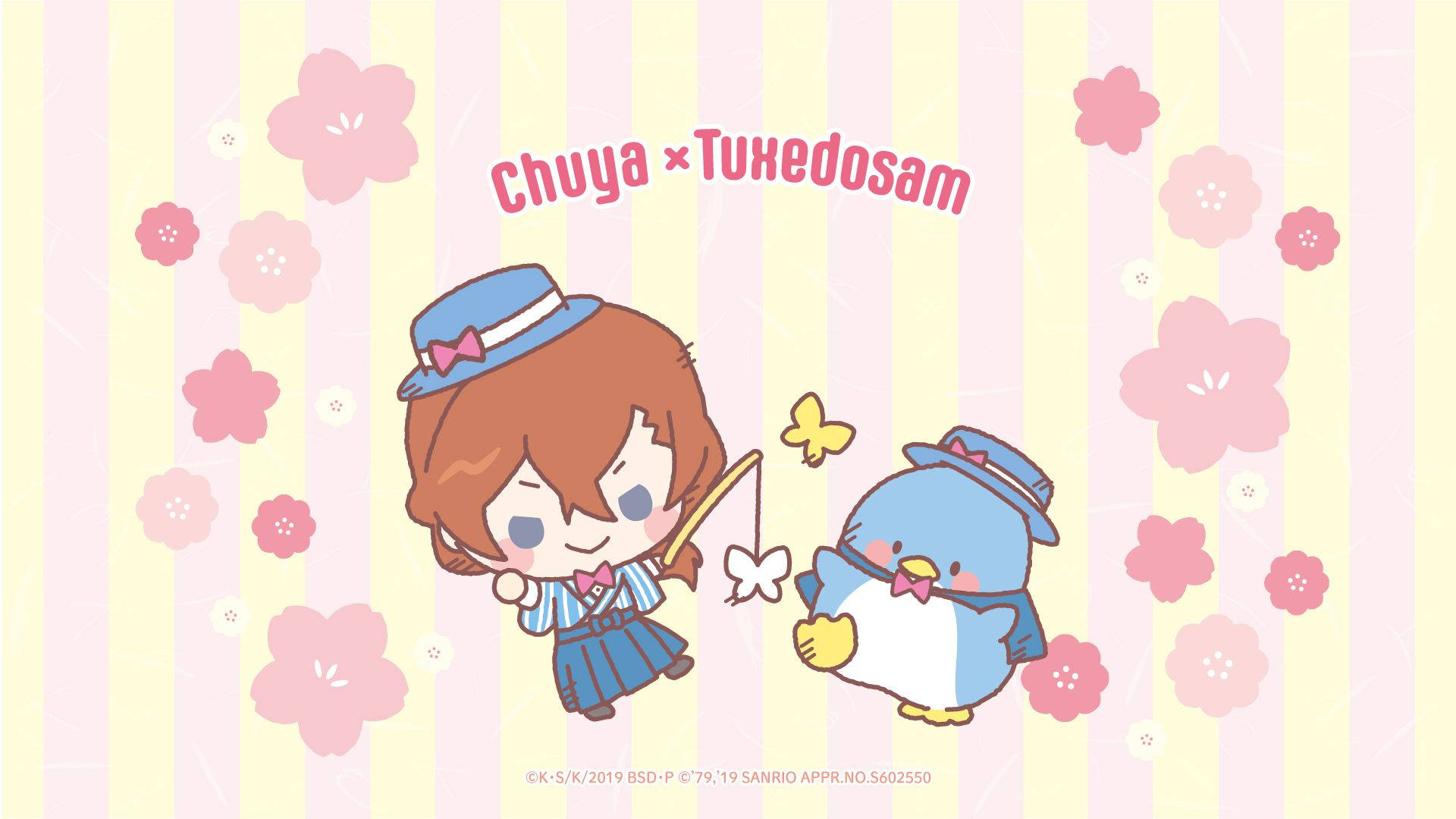 Tuxedo Sam 與 Chuuya 跨界藝術 壁紙 — 一個可愛的Q版女孩和企鵝，戴著相配的藍色帽子和蝴蝶結，在粉紅色花朵的粉彩條紋背景上與蝴蝶玩耍。