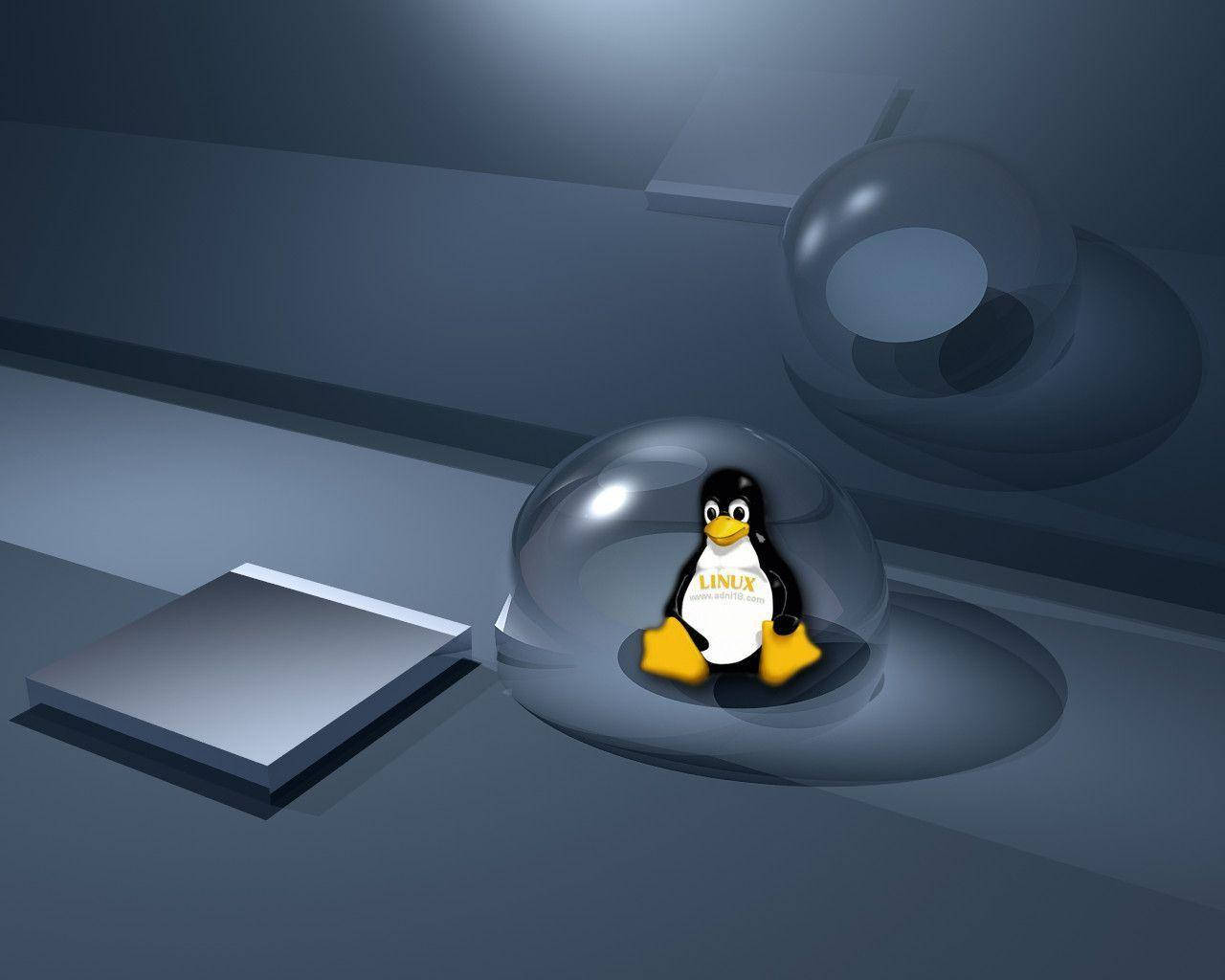 Linux企鵝吉祥物在玻璃圓頂內的金屬平台上，藍色燈光下。