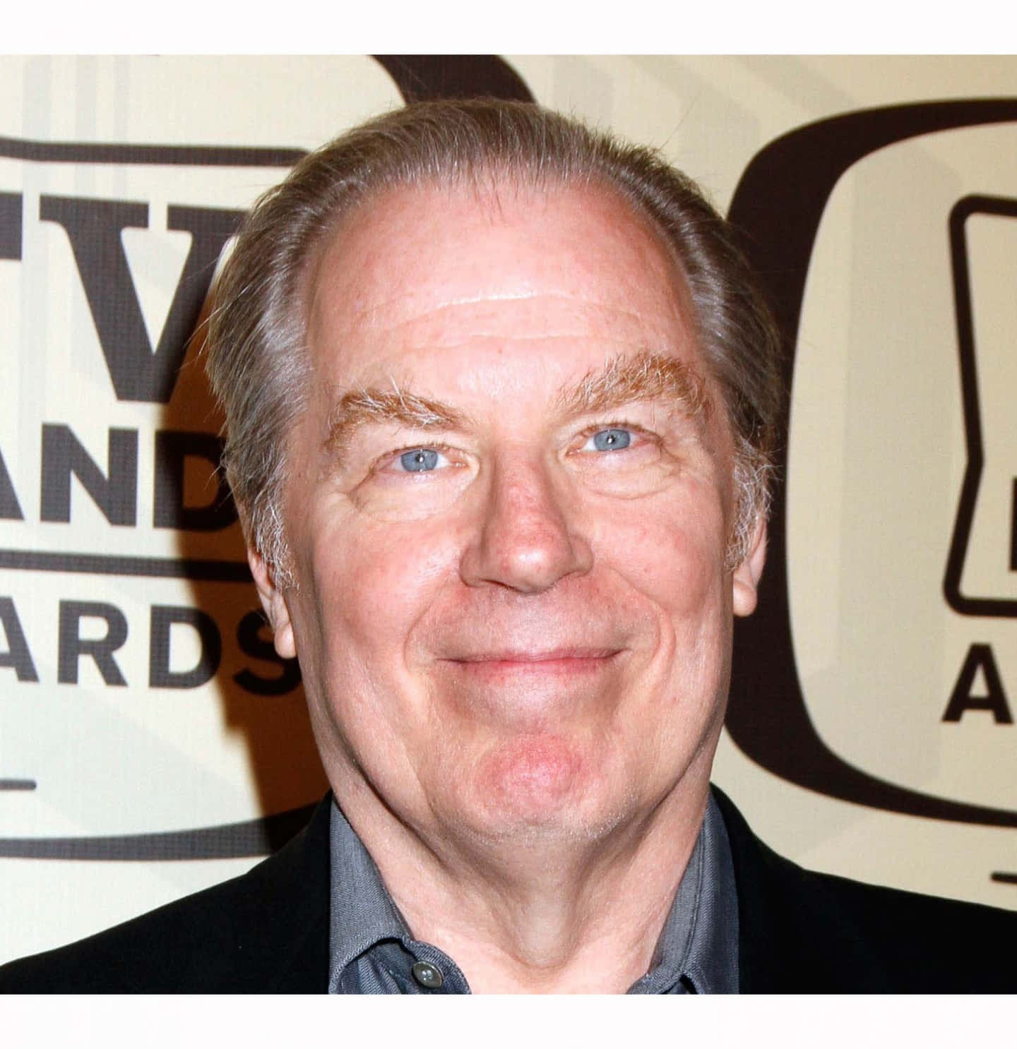 Michael Mckean 桌布 壁紙 — TV Land Awards 活動中，一位微笑的灰髮藍眼年長男士的特寫肖像。