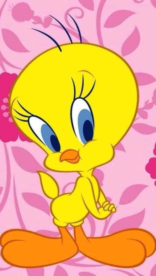 著名的黃色金絲雀— Tweety Bird 壁紙 — 一隻快樂的黃色卡通鳥，有大大的藍色眼睛，站在粉紅色花卉背景前。