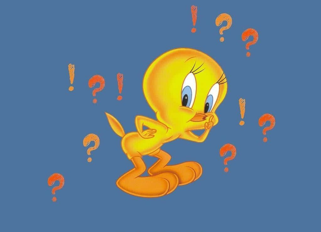 「Tweety Bird的歌唱充滿歡樂」 壁紙 — 一隻卡通黃色小鳥，眼睛大大，姿勢若有所思，被漂浮的問號和感嘆號包圍，背景為純藍色。