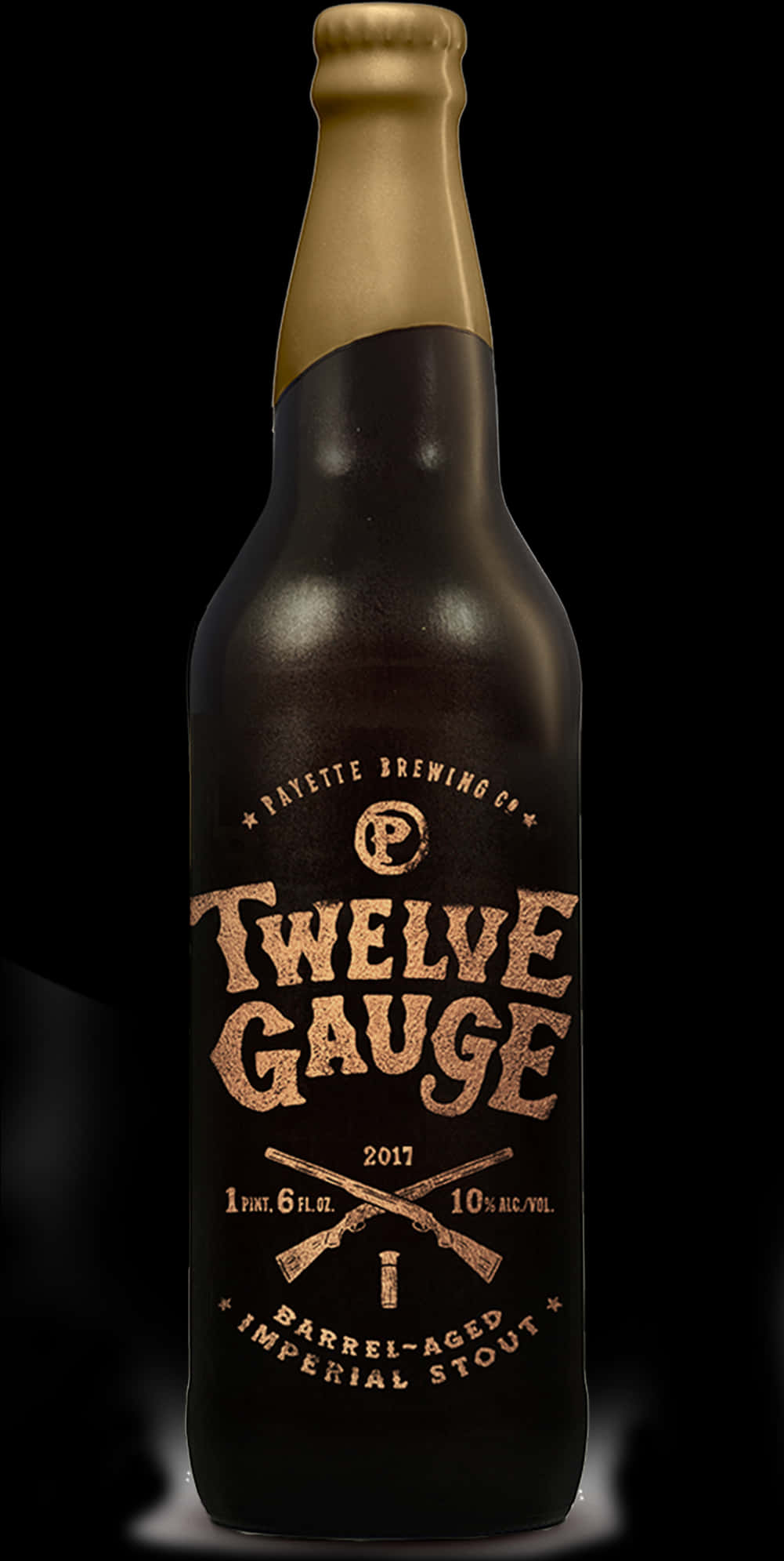 Twelve Gauge桶陳年帝國 Stout 酒瓶（2017） 壁紙 — 一個深琥珀色啤酒瓶，帶有金色箔紙蓋和復古風格標籤，上面寫著 Twelve Gauge Imperial Stout，背景為黑色。