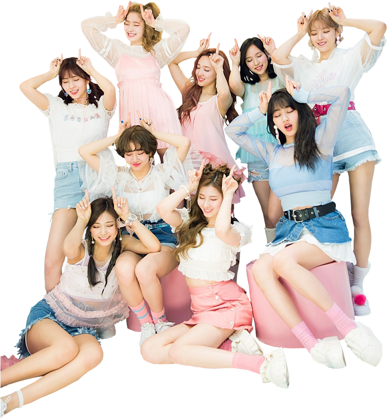TWICE成員穿歡樂服裝擺拍 壁紙 — 九位微笑的年輕女性穿著柔和色調的服裝，在黑色背景前的粉紅色立方體上俏皮地擺姿勢。