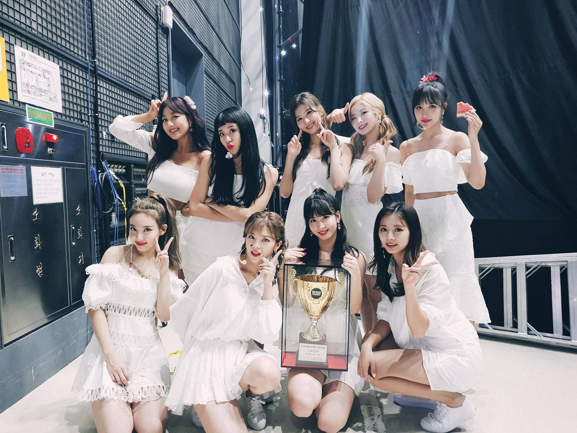 TWICE DTNA 獎盃慶祝