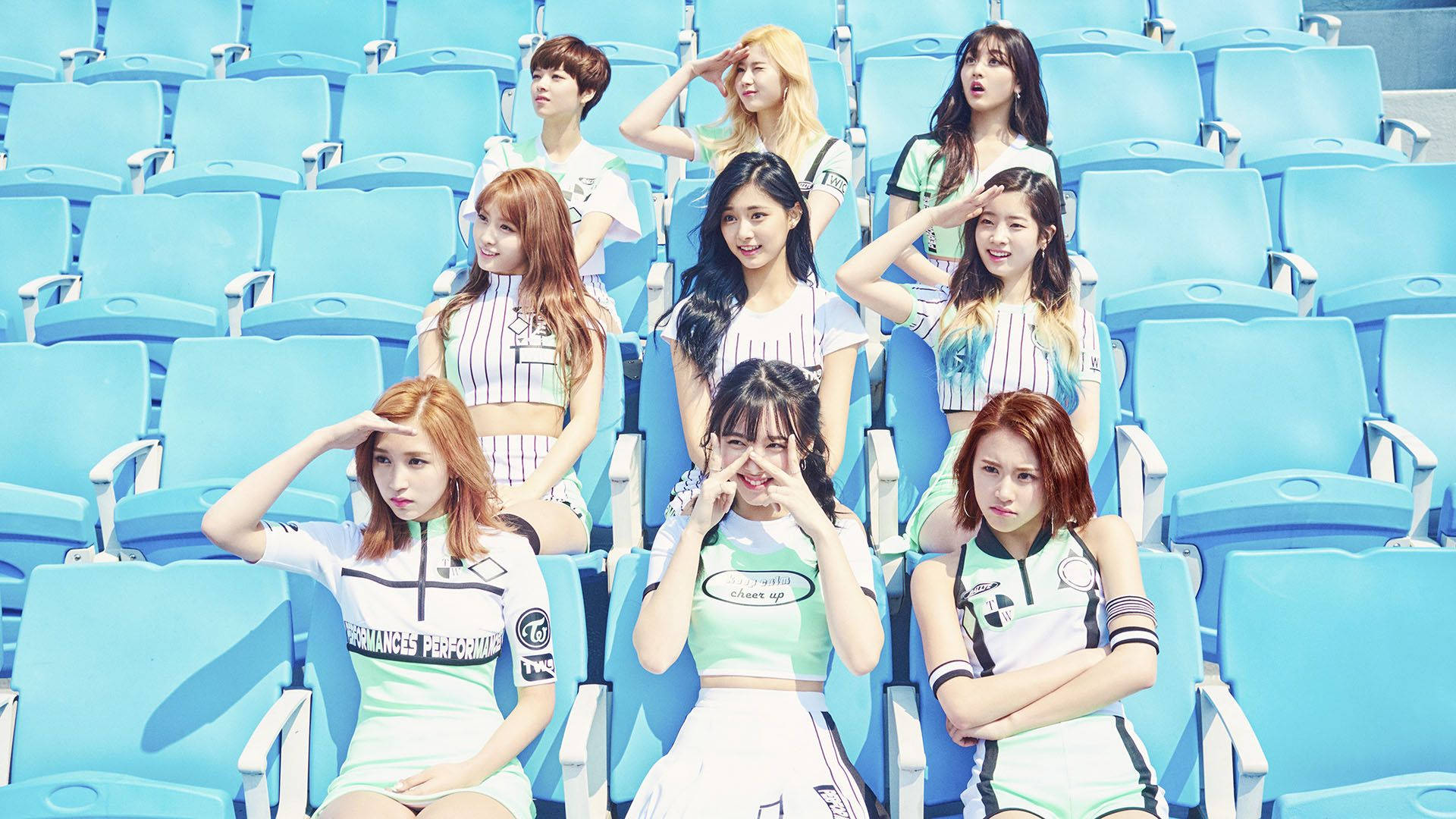 TWICE 在觀眾藍椅前演唱