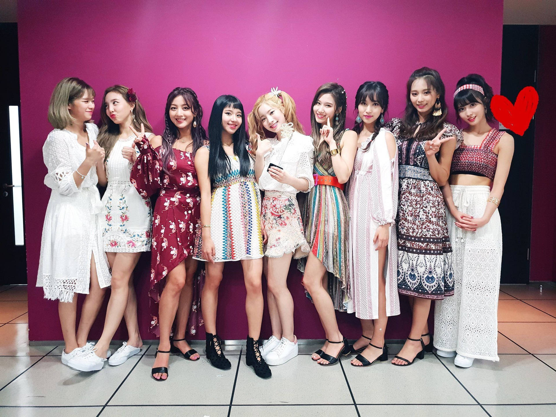 TWICE 穿復古風衣裝