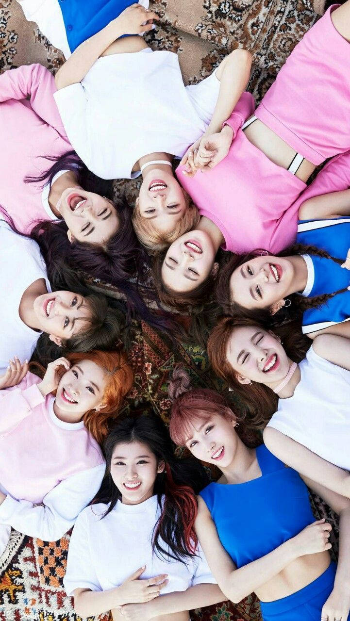TWICE 圓形躺臥壁紙