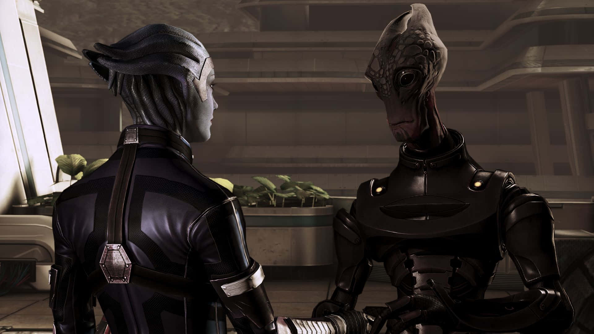 Mass Effect Multiplayer 桌布 壁紙 — 兩個外星角色穿著黑暗未來風格的盔甲，在光線昏暗的科幻室內與盆栽植物交談。