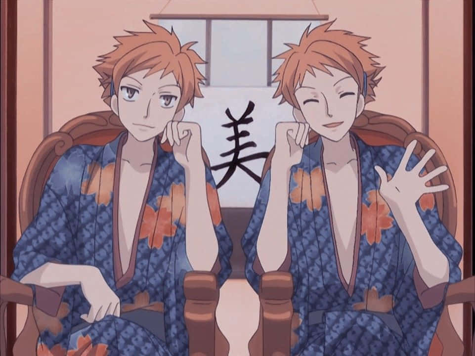 Hikaru Hitachiin 桌布 壁紙 — 兩個穿著藍色花卉浴衣的動畫男孩坐在木椅上，微笑著旁邊有一幅日本書法卷軸。