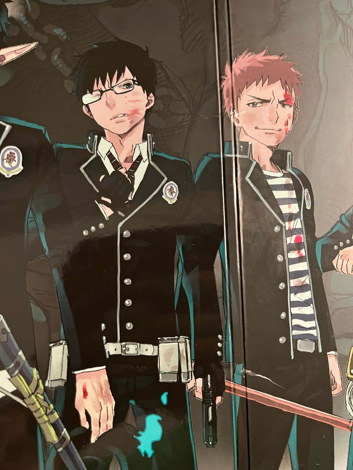 壁紙 — 兩個身穿深色制服、帶有血跡和武器的動畫男孩站在一個陰暗、陰影的場景中。