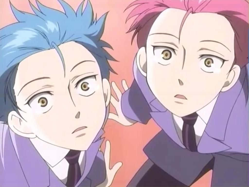 Hikaru Hitachiin 桌布 壁紙 — 兩個穿著校服的動畫男孩，一個藍色頭髮對另一個粉紅色頭髮低語，兩人都顯得很驚訝。