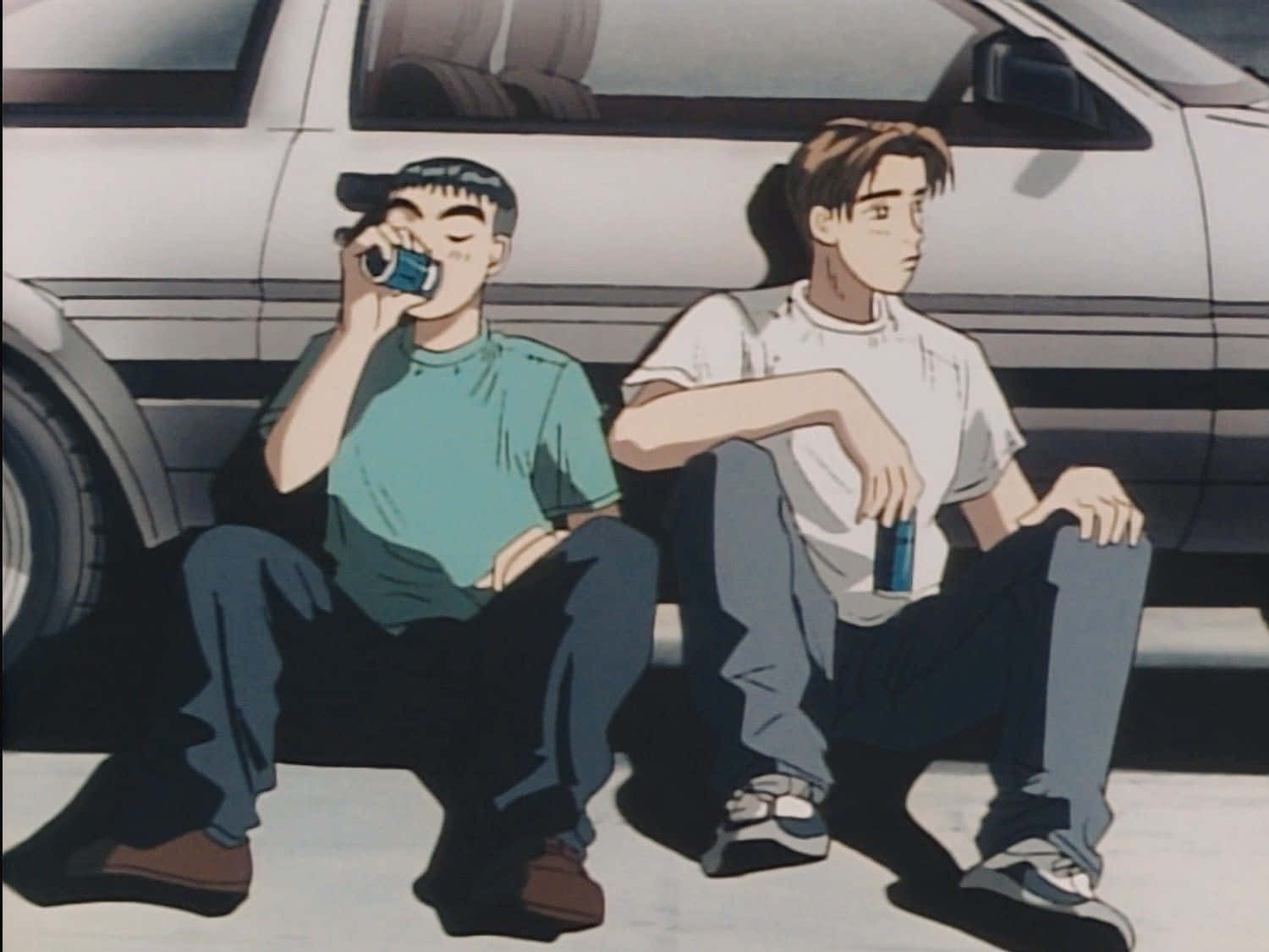 兩個動漫男孩在陽光燦爛的日子裡坐在車旁從罐子裡喝飲料。