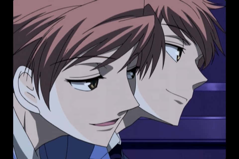Hikaru Hitachiin 桌布 壁紙 — 兩個棕色頭髮的動畫男孩在紫色背景前分享一個親密時刻。