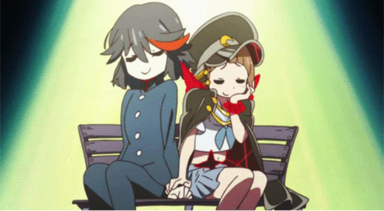 《殺老師》可愛的真子與鳴上悠圖 壁紙 — 兩個動漫角色坐在長椅上，上方有發光的綠色聚光燈，一個穿著藍色制服，另一個穿著紅色邊飾的服裝並戴著帽子。