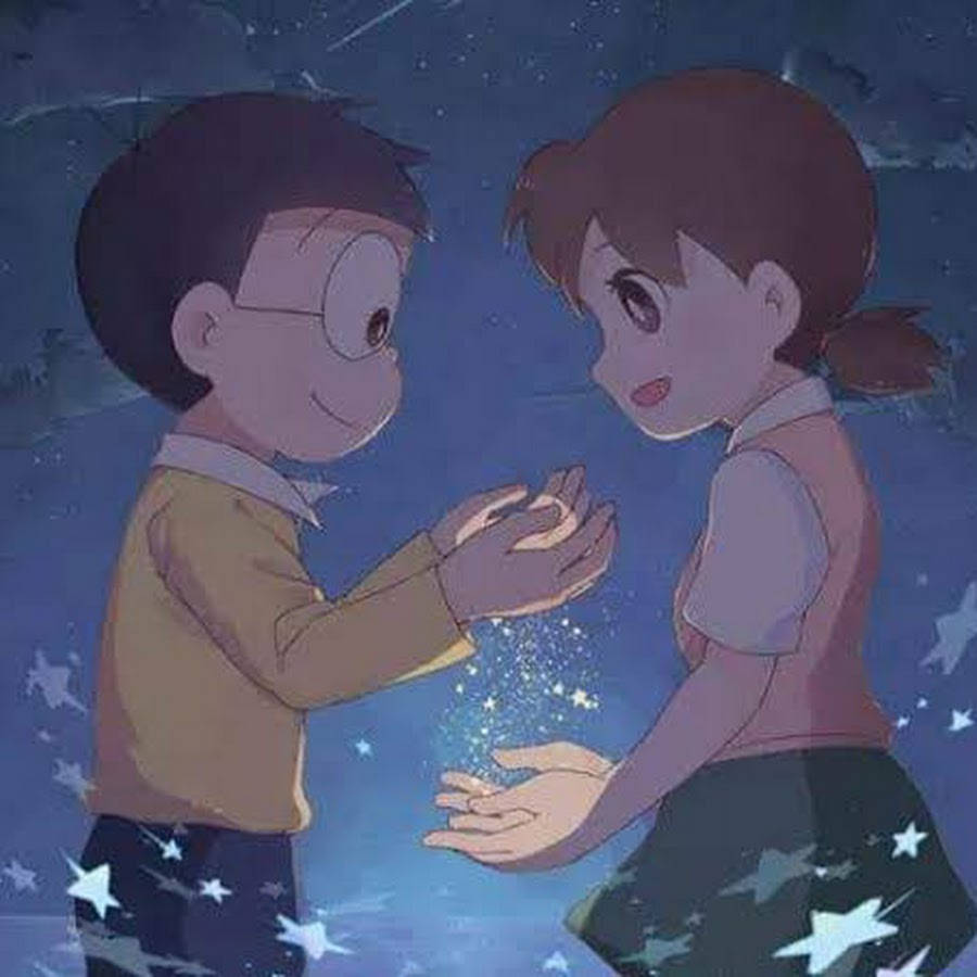 兩個孩子在星空下牽手分享魔法火花
