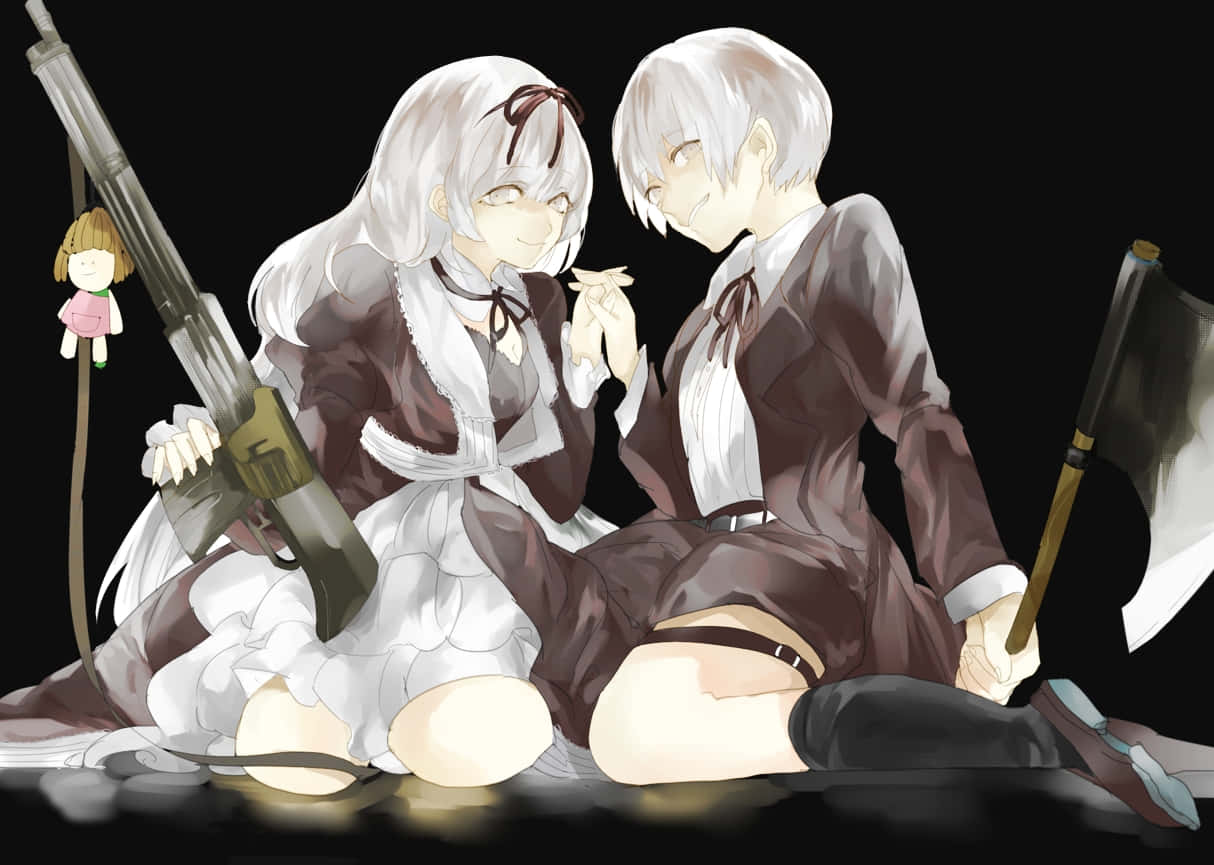  壁紙 — 兩個動漫女孩穿著棕色和白色服裝，緊挨著坐在一起，手持武器，背景為黑色。