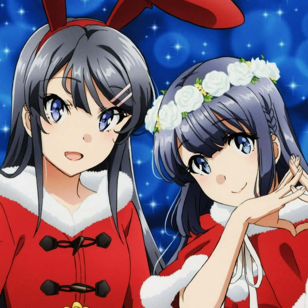  壁紙 — 兩個身穿紅色聖誕老人服裝、戴著兔耳和花冠的動漫女孩，在閃爍的藍色星空背景下微笑。