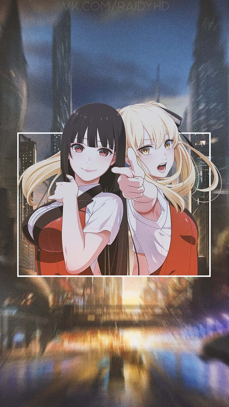  壁紙 — 兩個穿著校服的動漫女孩在夜晚模糊的霓虹城市景觀前開心地擺姿勢。